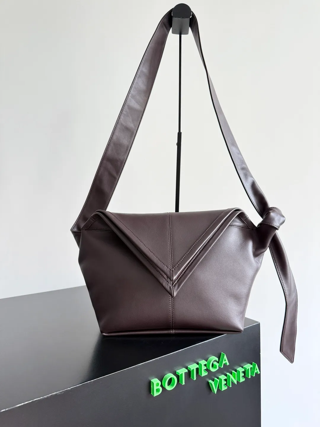 Batch 2220 Bottega Veneta small Sawyer leather model, but still light and soft, the straps can be knotted to adjust the length. Durable and large in capacity, it meets my extremely high standards for small carry-on bags. The texture of cowhide is really amazing, and it can be easily matched with both business and leisure. This bag is a Sawyer Bag that is interpreted with triangles and geometric circles👜. Its soft but indestructible appearance constitutes its fashionable beauty. You can freely adjust the length of the backpack😊No matter how complicated the world is, as long as there is a bag with you, everything will become better, and it is easy for boys and girls to control it! Style number: 815807 Size: 25*17*12cm